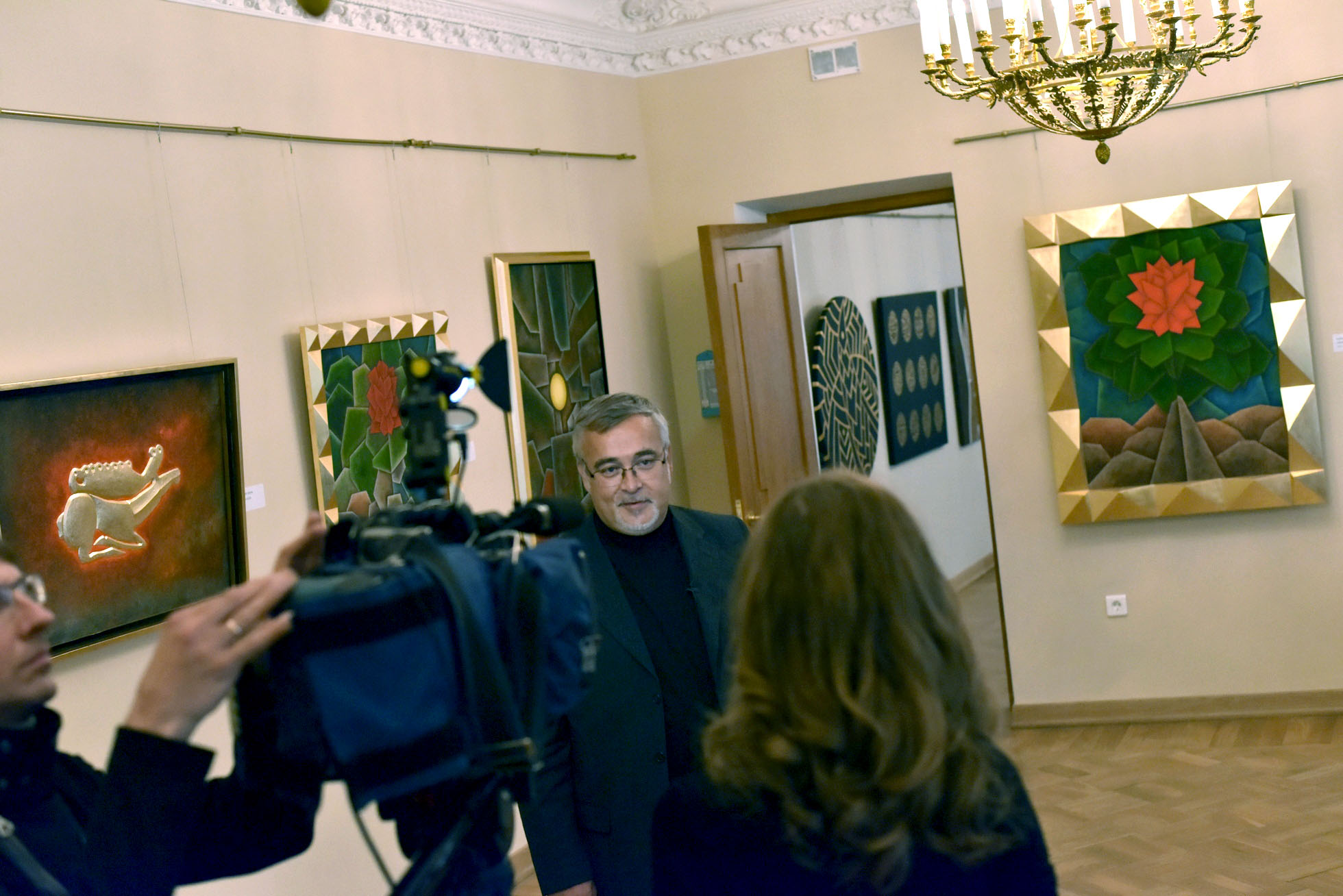 Alexander Nikolenko gives an interview to Channel One (St. Petersburg) at the opening of the exhibition